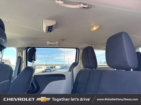 Used 2018 Dodge Grand Caravan SE w/ UConnect Hands-Free Group image 16
