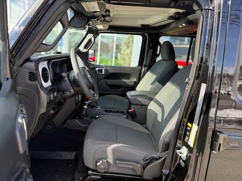 Certified 2025 Jeep Gladiator Sport AWD/4WD image 5