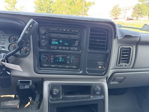 Used 2004 GMC Sierra 2500 SLT w/ Heavy-Duty Power Package AWD/4WD image 28
