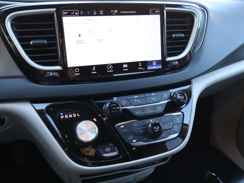 Used 2023 Chrysler Pacifica Touring-L FWD image 7