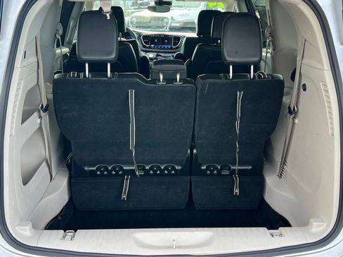 Used 2024 Chrysler Pacifica Touring-L image 21