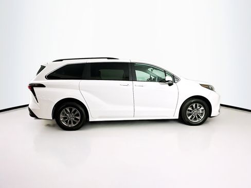 Used 2025 Toyota Sienna LE image 10