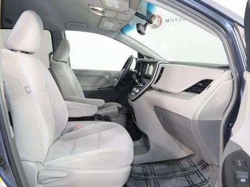 Used 2016 Toyota Sienna LE image 10