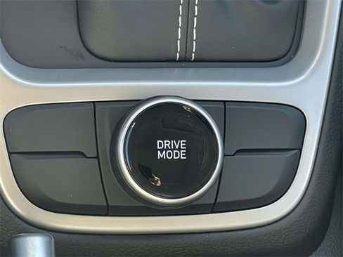 Certified 2025 Hyundai Venue SEL image 24