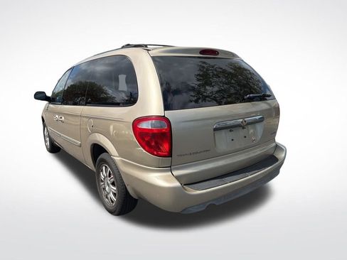 Used 2006 Chrysler Town & Country Touring image 6