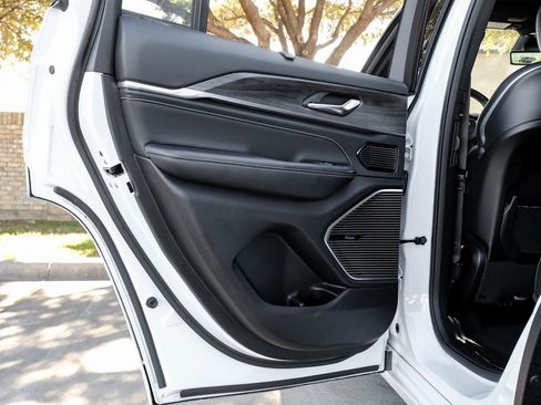 Used 2022 Jeep Grand Cherokee Overland w/ Luxury Tech Group IV image 59