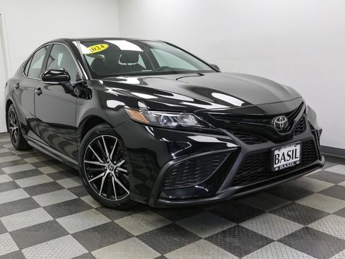 Used 2024 Toyota Camry SE image 2