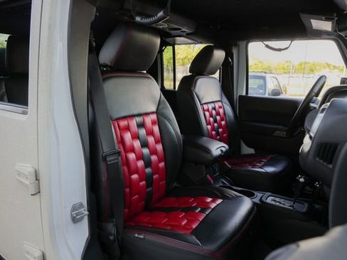 Used 2016 Jeep Wrangler Unlimited Rubicon w/ Connectivity Group AWD/4WD image 33
