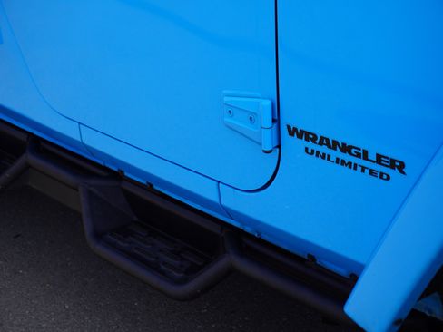 Used 2017 Jeep Wrangler Unlimited Rubicon w/ Connectivity Group image 4