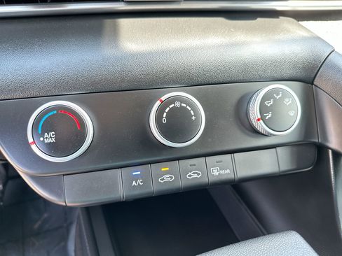 Used 2025 Hyundai Elantra SE FWD image 18