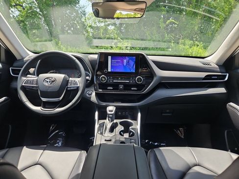 Used 2023 Toyota Highlander XLE AWD/4WD image 10