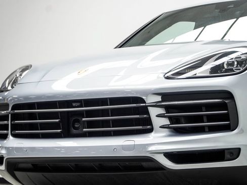 Used 2023 Porsche Cayenne w/ Premium Package AWD/4WD image 2