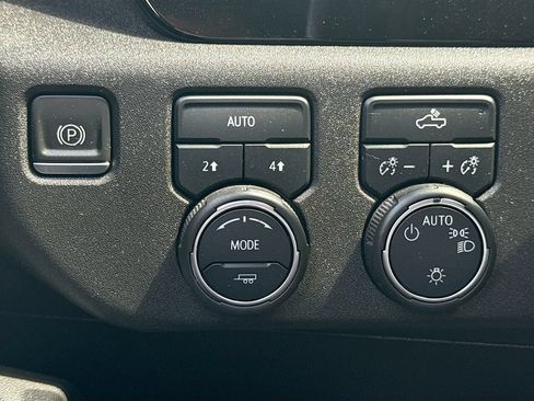 Used 2022 Chevrolet Silverado 1500 LT AWD/4WD image 11