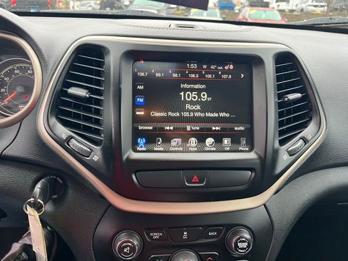 Used 2015 Jeep Cherokee Latitude w/ Cold Weather Group image 32