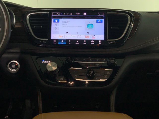 Used 2021 Chrysler Pacifica Pinnacle AWD/4WD image 25