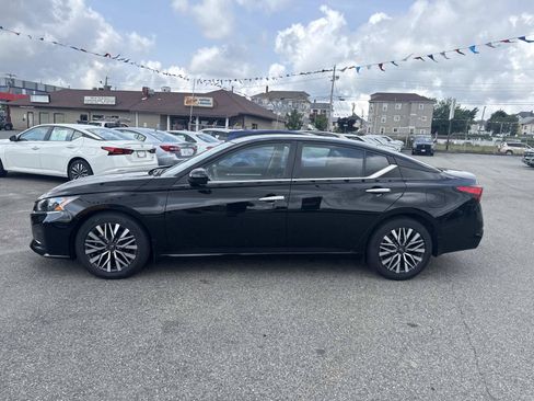Used 2023 Nissan Altima 2.5 SV FWD image 2