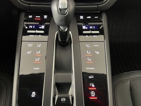 Certified 2025 Porsche Macan image 32