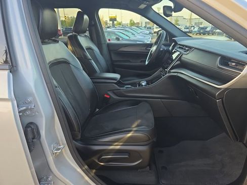 Used 2024 Jeep Grand Cherokee Altitude AWD/4WD image 11