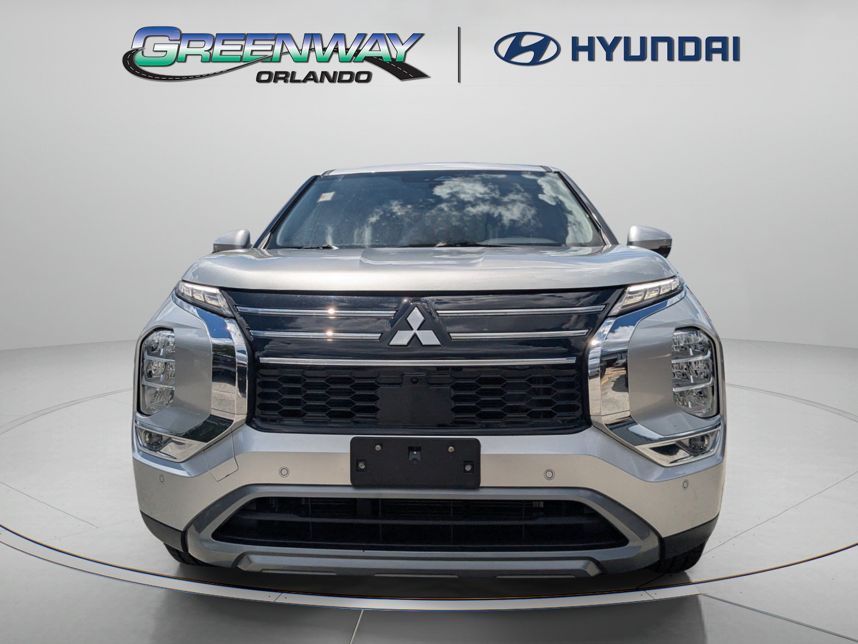 Used 2025 Mitsubishi Outlander SE FWD image 2