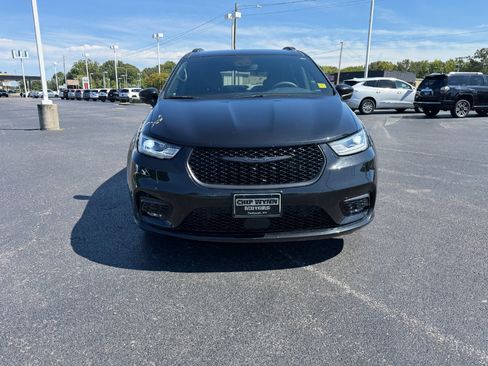 Used 2023 Chrysler Pacifica Touring-L w/ S Appearance Package FWD image 2