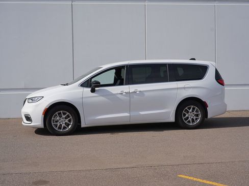 Used 2025 Chrysler Pacifica Select FWD image 6