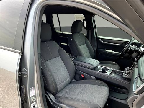 Used 2025 GMC Acadia Elevation AWD/4WD image 32