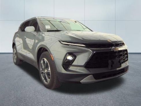 Used 2025 Chevrolet Blazer LT image 2
