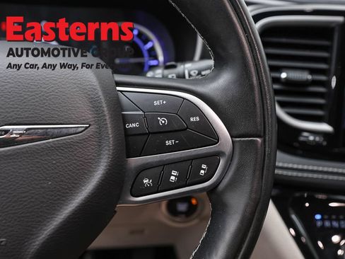 Used 2022 Chrysler Pacifica Touring-L w/ Uconnect Theater Family Group FWD image 16