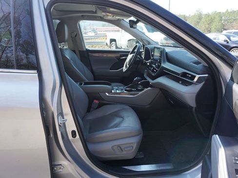 Used 2022 Toyota Highlander Limited image 19