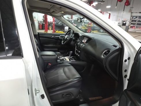 Used 2019 Nissan Pathfinder SL image 13