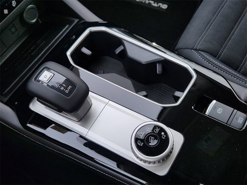 New 2025 Mitsubishi Outlander SE image 15