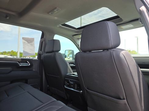 Used 2025 GMC Sierra 2500 SLT w/ SLT Premium Package AWD/4WD image 17
