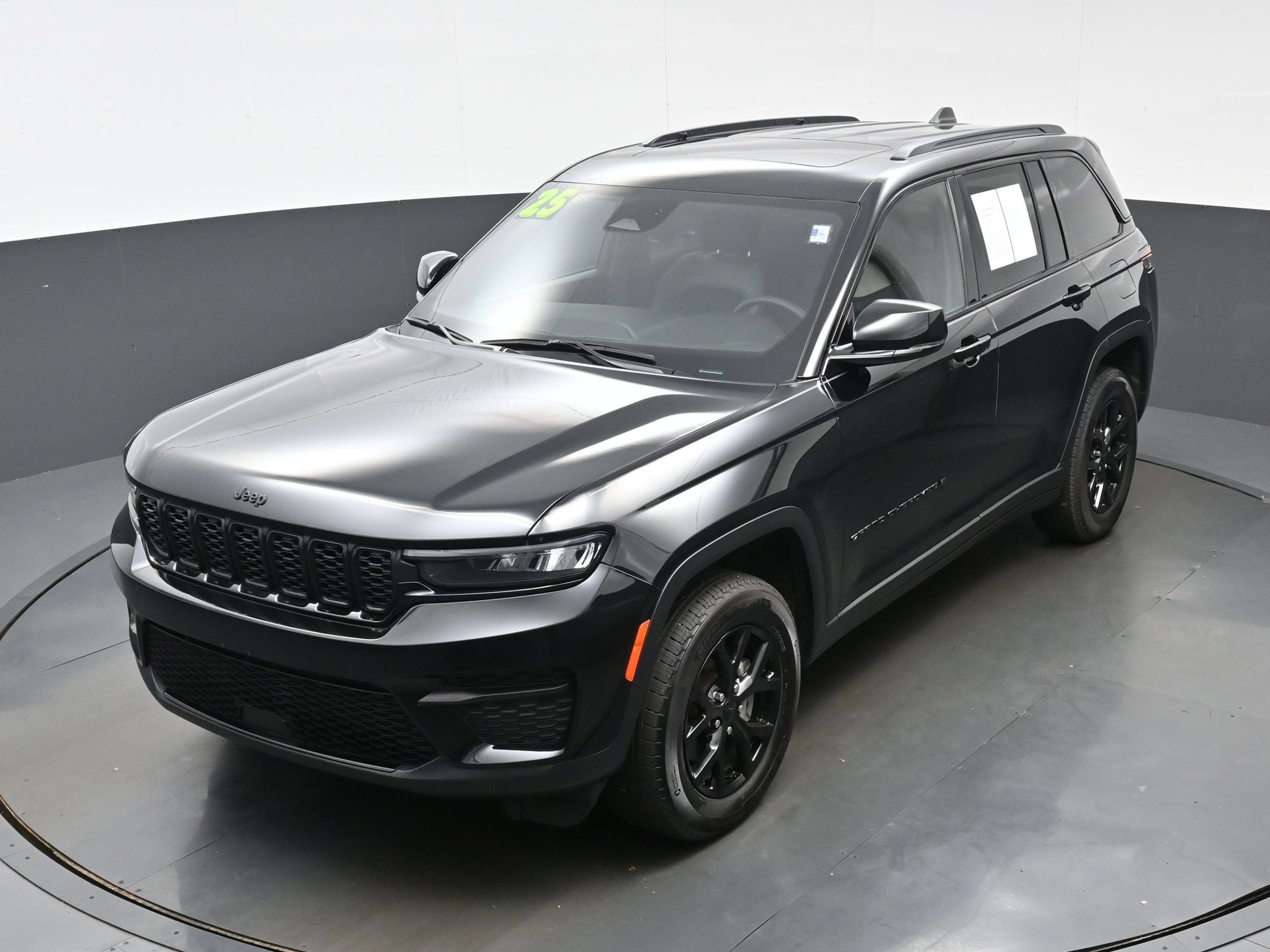 Used 2025 Jeep Grand Cherokee Altitude AWD/4WD image 33