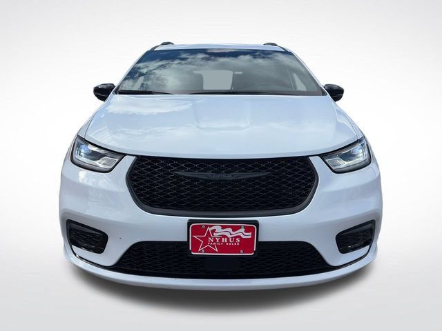 Used 2025 Chrysler Pacifica Limited FWD image 2