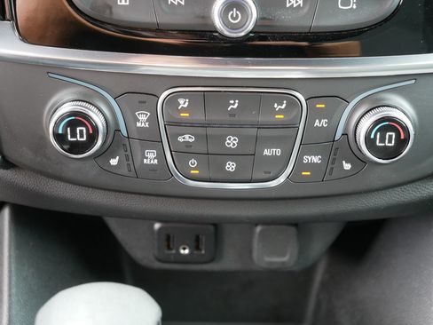 Used 2023 Chevrolet Traverse LT AWD/4WD image 23