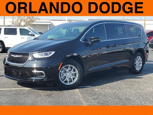 New 2026 Chrysler Pacifica Select image 3