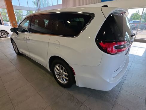Used 2024 Chrysler Pacifica Touring-L FWD image 11