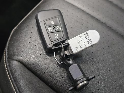 Used 2022 Volkswagen Tiguan SE w/ Panoramic Sunroof Package FWD image 26