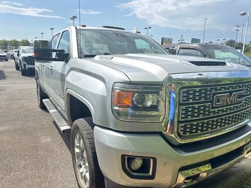 Used 2018 GMC Sierra 2500 Denali w/ Duramax Plus Package AWD/4WD image 3