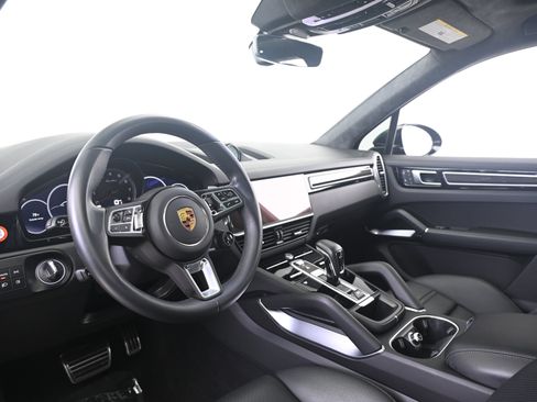 Used 2023 Porsche Cayenne Turbo AWD/4WD image 28