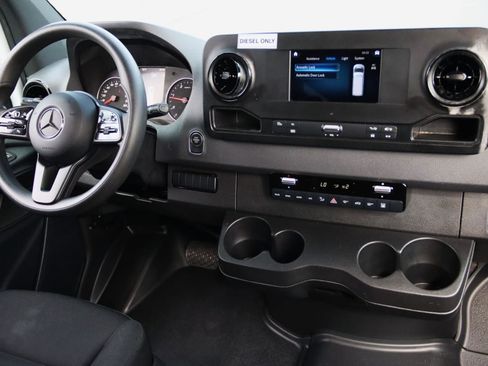 Used 2024 Mercedes-Benz Sprinter 2500 image 39