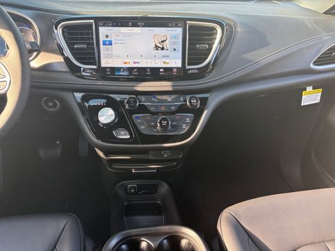 New 2026 Chrysler Pacifica Select image 11