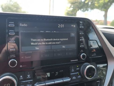 Used 2020 Toyota Highlander L FWD image 17