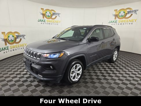 Used 2024 Jeep Compass Latitude AWD/4WD image 3