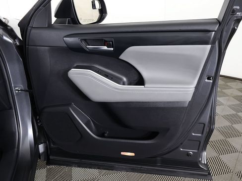Used 2023 Toyota Highlander XLE FWD image 25