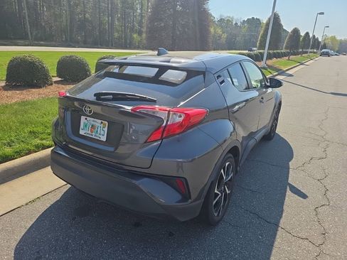 Used 2021 Toyota C-HR XLE image 5