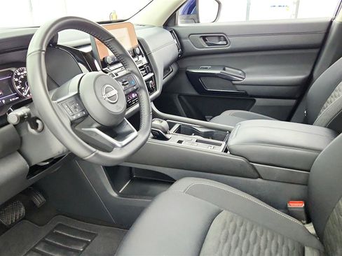 Used 2025 Nissan Pathfinder SV FWD image 31