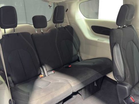 Used 2022 Chrysler Voyager LX FWD image 17