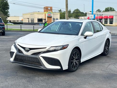 Used 2022 Toyota Camry SE w/ Convenience Package FWD image 2