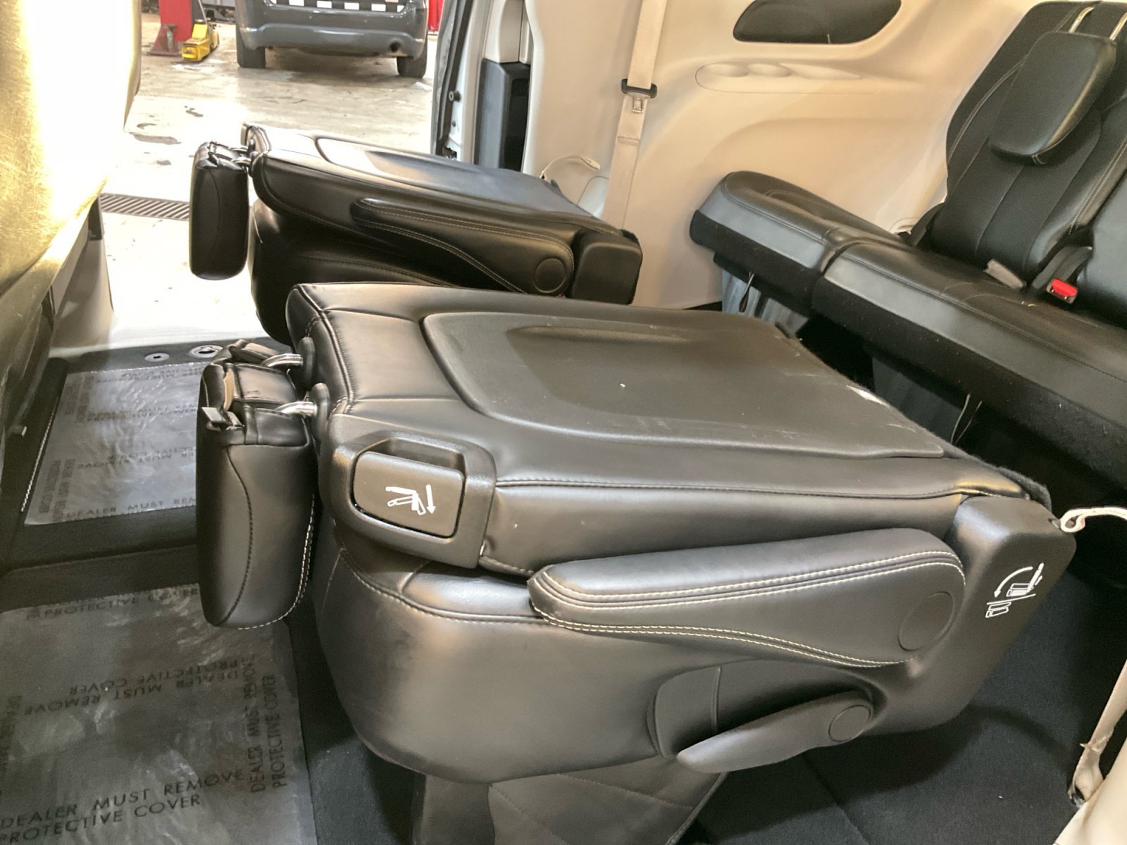 Used 2024 Chrysler Pacifica Touring-L FWD image 23